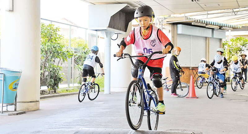 自転車競技を体験する様子