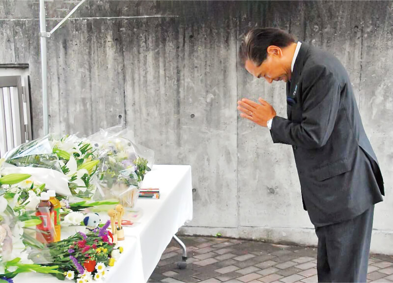 献花台に手を合わせ祈る黒岩知事