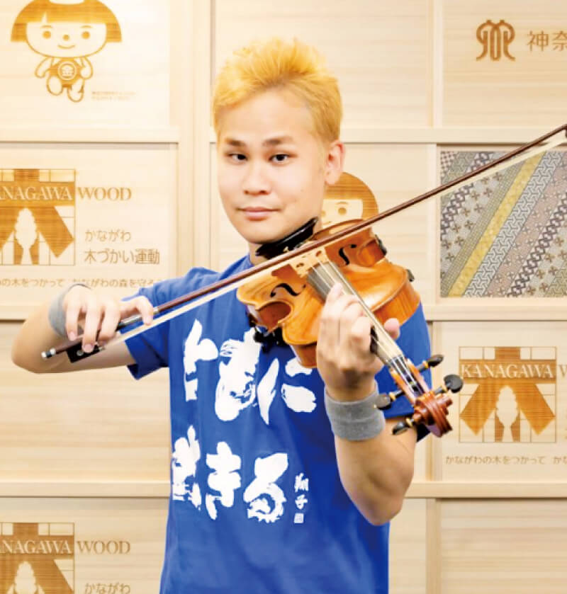 バイオリンを構える式町水晶さん