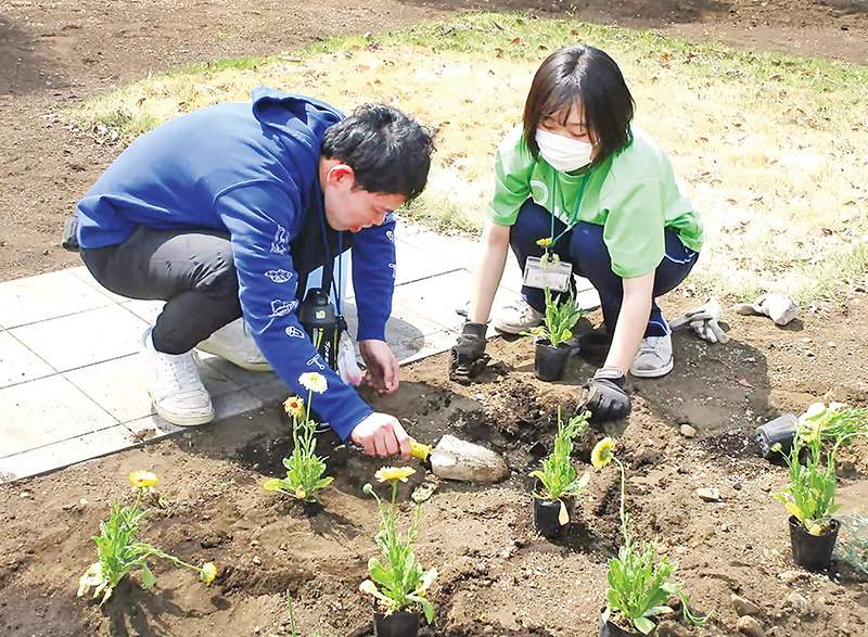 ボランティアの大学生と農作業する様子