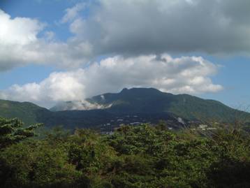 写真：探勝歩道から眺めた神山、冠ヶ岳、大涌谷