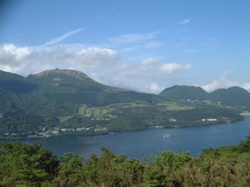 写真：山伏峠付近から眺めた駒ケ岳と二子山の景色