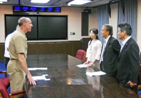 在日米海軍司令部副司令官に要請文を提出した写真