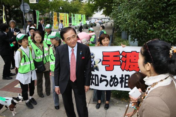 防犯指導員の皆さんやわんわんパトロールの皆さんと意見交換しました