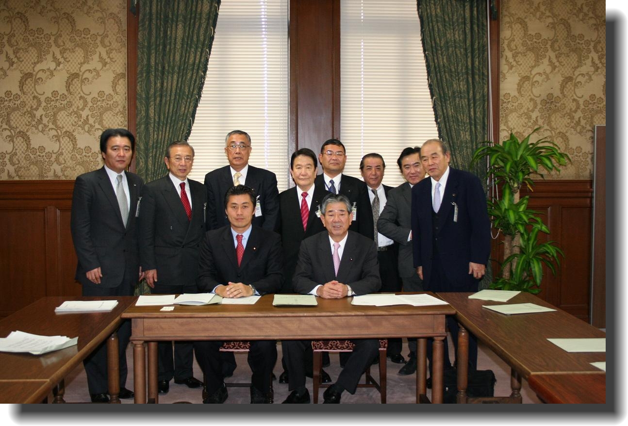 細野民主党副幹事長と面談の上要請する全国議長会役員の写真