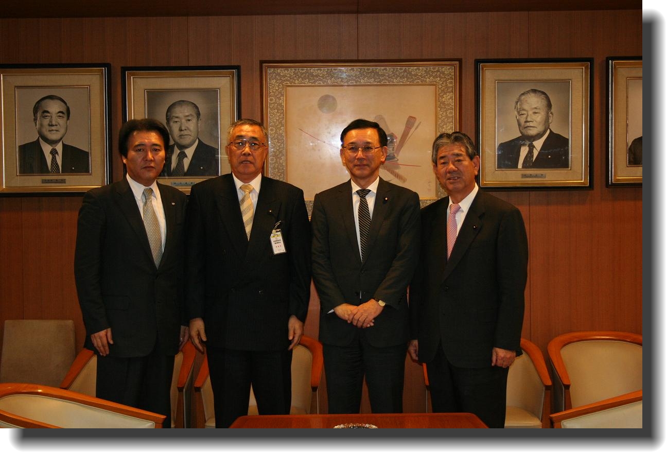谷垣自民党総裁と面談の上要請する全国議長会役員の写真