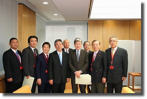 逢坂総理大臣補佐官(地域主権、地域活性化及び地方行政担当)に緊急要請骨子を提出した全国都道府県議会議長会役員の写真