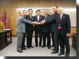 原口大臣を囲む要望者7名の写真
