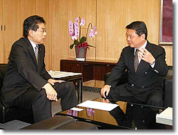 決議について増田総務大臣に要望する松田議長
