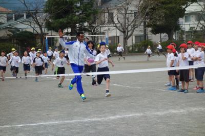 ゴールを譲るモゴス選手