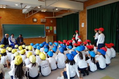 児童からの質問に答える選手・イサイアス副会長