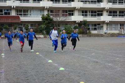 児童と一緒に走るモゴス選手