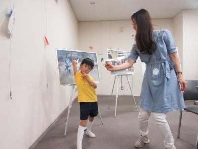 作った紙飛行機を実際に飛ばしてみます