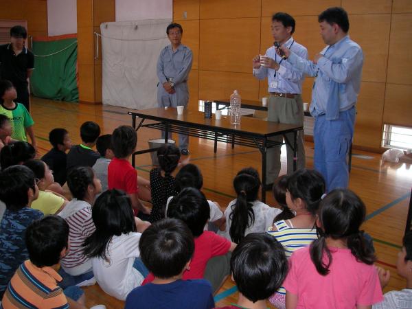 これから試薬を入れて残留塩素の量を調べる方法を説明するね!