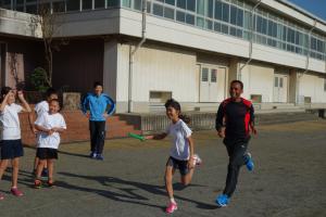 リレーをする生徒とヤレド選手