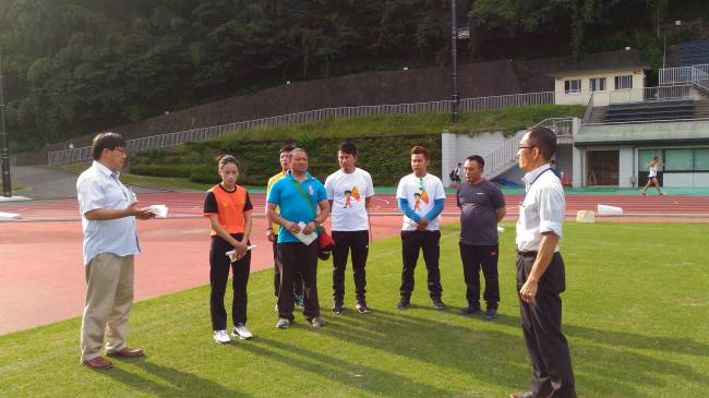 城山陸上競技場を視察するブータンの方々