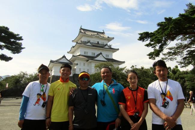 小田原城の前で記念撮影するブータンの方々