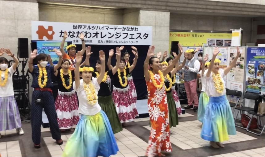 イベントでフラダンスを踊り様子