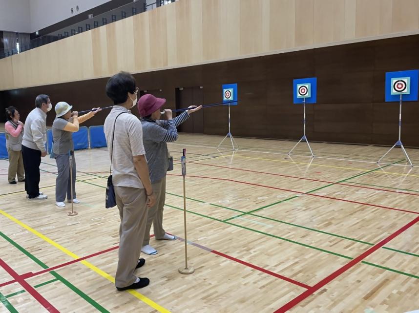 スポーツウエルネス吹矢の様子