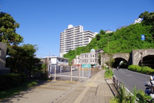 横須賀停車場前の山崩れ（現在）