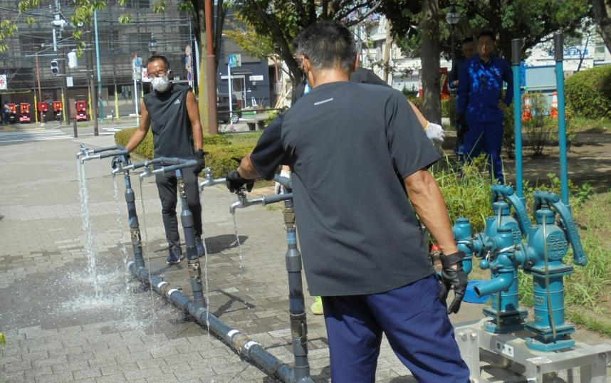 応急給水栓での水出しの様子