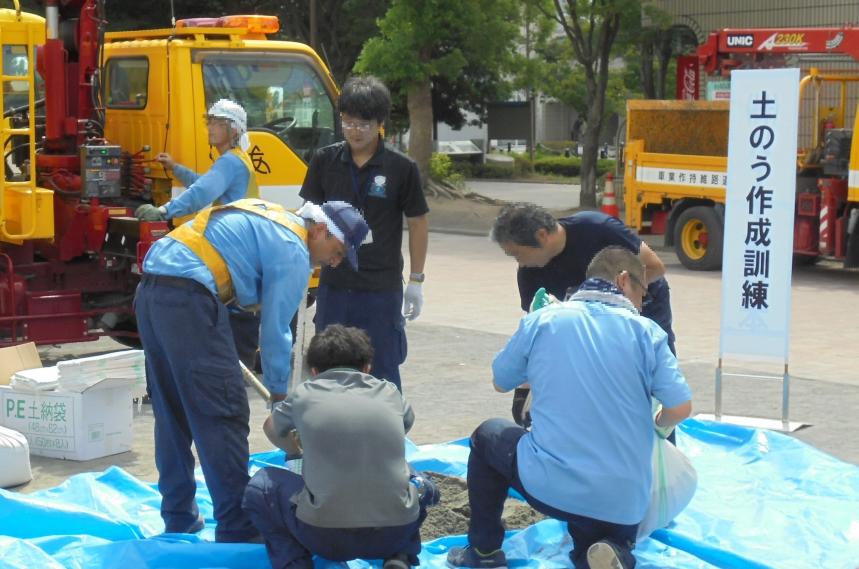 土のう作成の様子