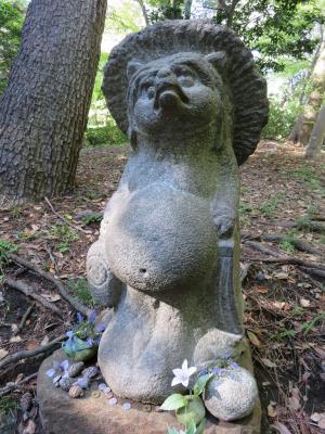 大吉タヌキの石像