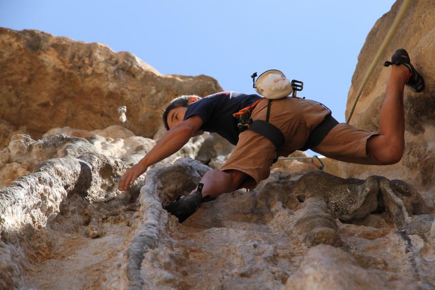 パラクライミングのレジェンド小林幸一郎氏がアメリカの岩場でクライミングしている画像