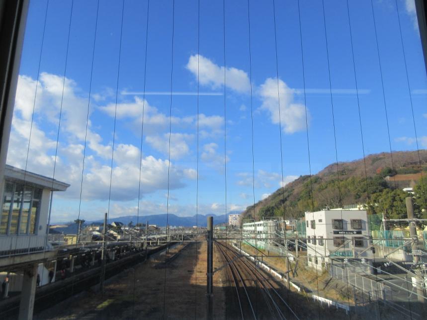 駅の窓から見える吾妻山
