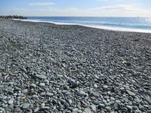 石の多い浜辺