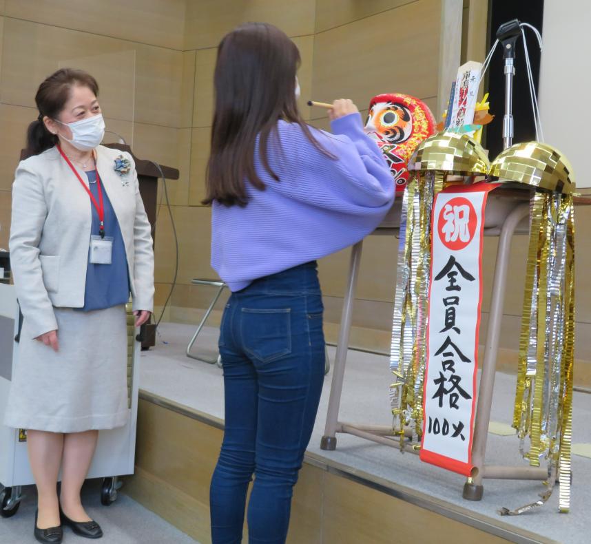 学生がくず玉を割っている様子