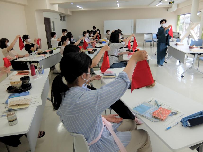 茶道を学ぶ様子