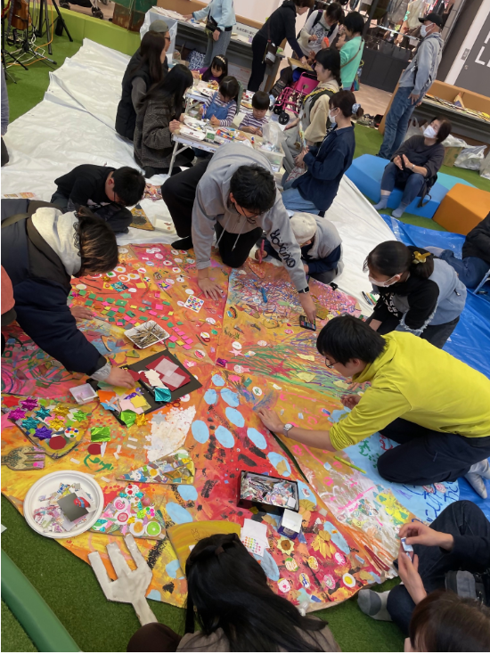 アートワークショップのイメージ(大人数で作業中)