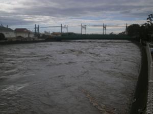 26年台風18号洪水時の江ノ島電鉄の橋付近