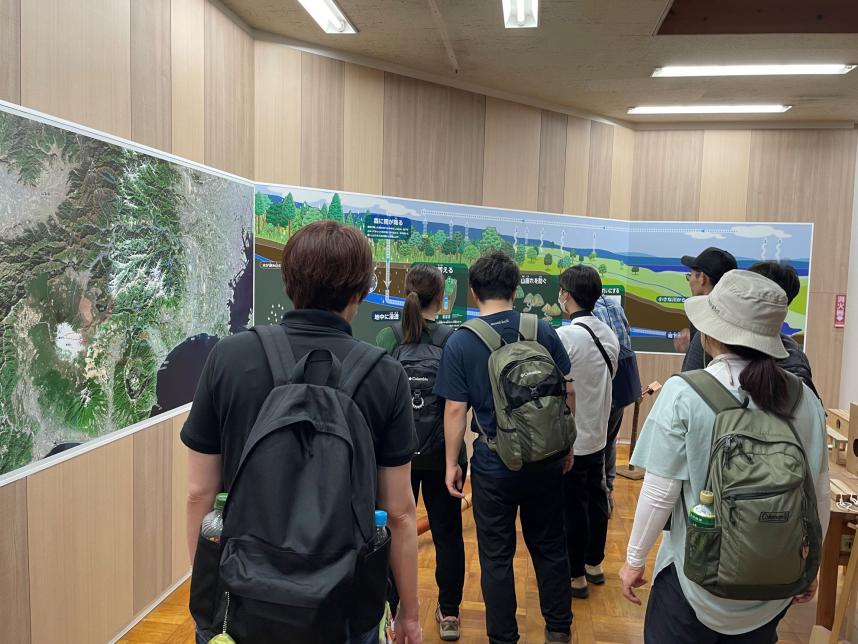 森林館の見学の様子