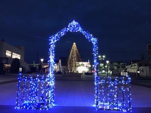 駅前公園の冬のイルミネーションの様子