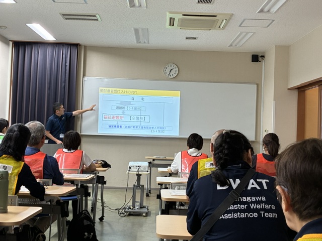 平塚市災害対策課の講義の様子