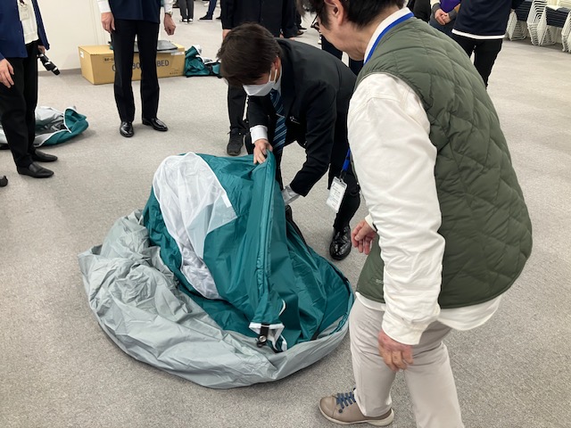 テントを組み立てている様子