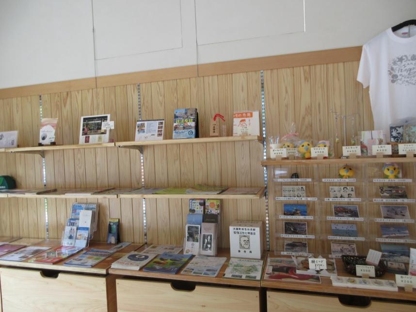 目線の高さに合わせた書類棚