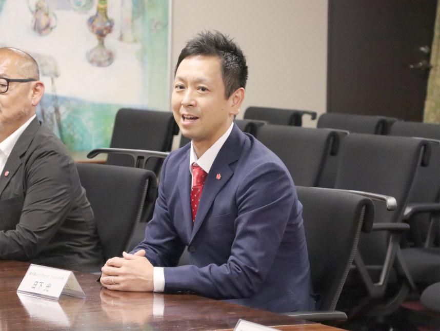 0701富士通レッドウェーブ知事を訪問（日下光ヘッドコーチ）