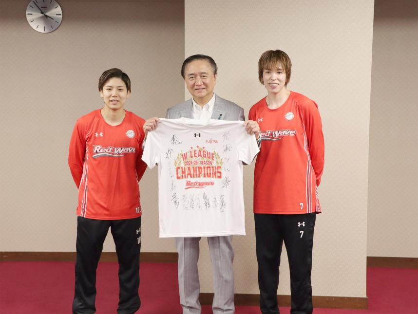 0701富士通レッドウェーブ知事を訪問（知事と選手）