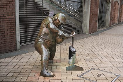 大和スタジアム前にあるブロンズ像1