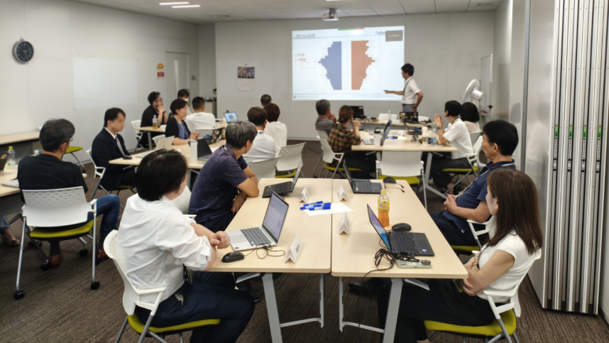 パーソルコミュニケーションサービス株式会社の職場研修（講義）の様子