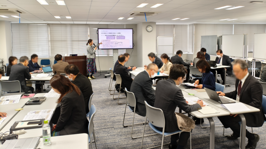 株式会社AOKIホールディングスの職場研修(講義)の様子