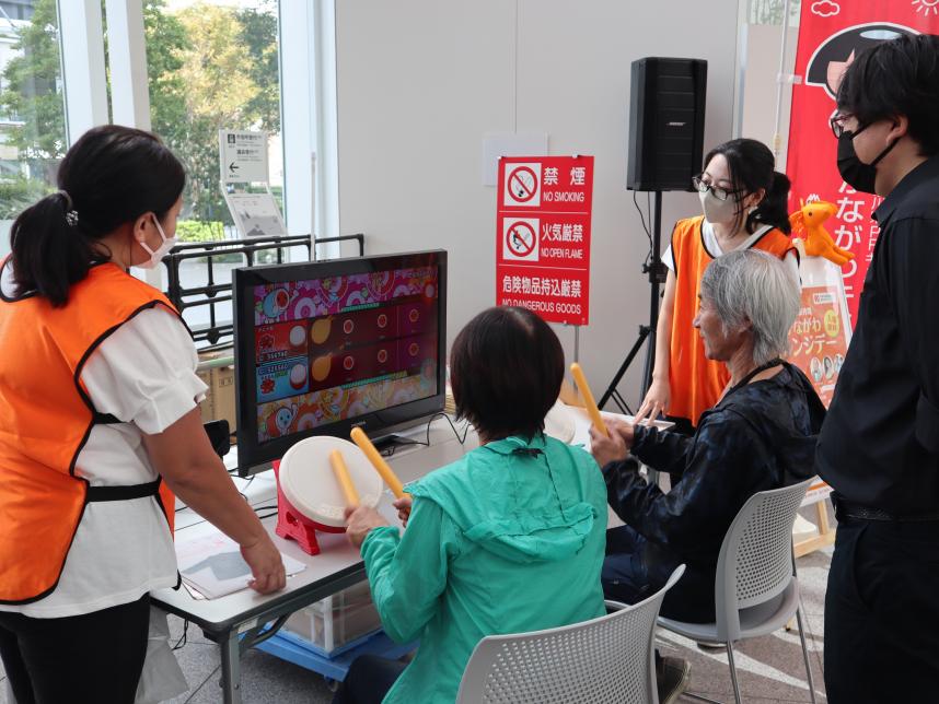 太鼓の達人を楽しむ様子