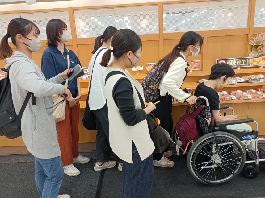 川崎リンクスが利用者さんが乗っている車椅子を押す写真