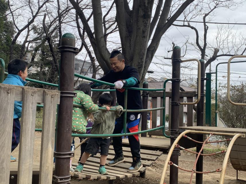 子どもたちと遊ぶKUSHIDA選手