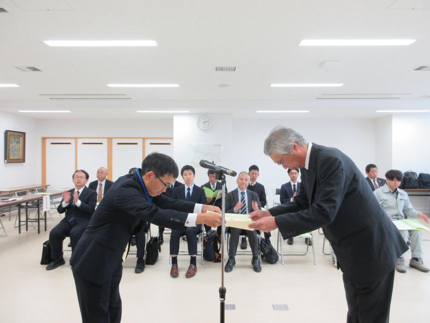 令和7年度所長礼状受け取り写真
