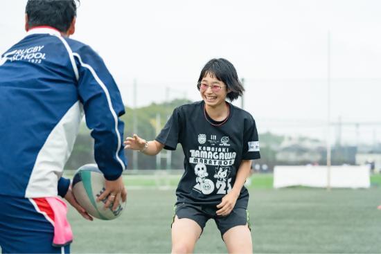 ゲートタッチフットボールで楽しそうにボールを奪いに行っている写真