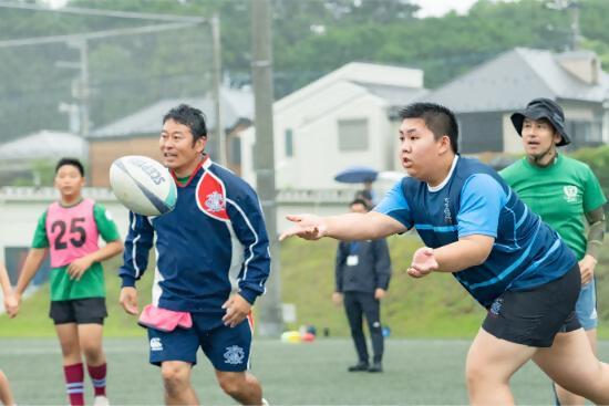 ゲートタッチフットボールでパスをしている写真